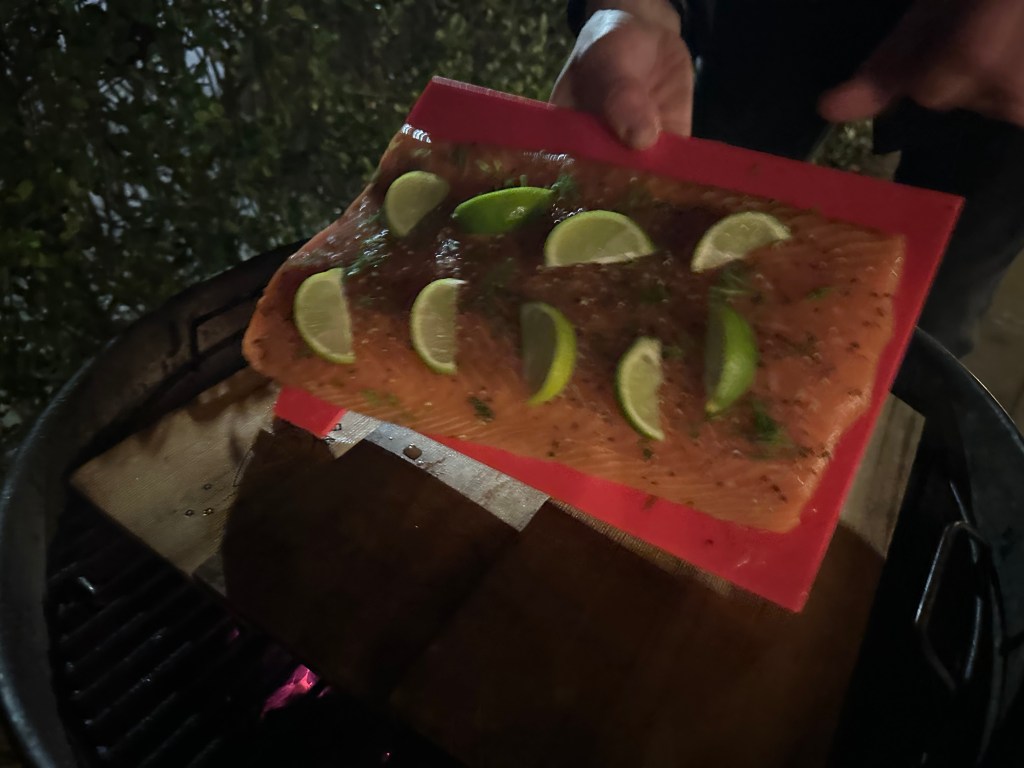 Zalm op plank vlak voor bbq opgaan