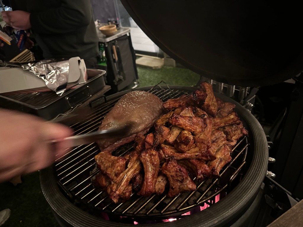 Fast ribs en picanha op kamado