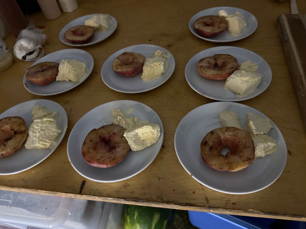 Gegrilde perzik met ijs